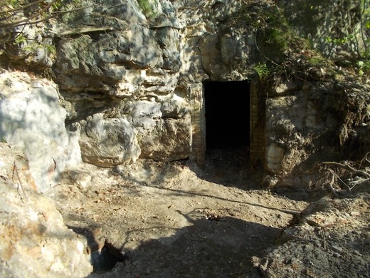 Finalni tereni upravy_hlavni vstup do jeskyne.JPG