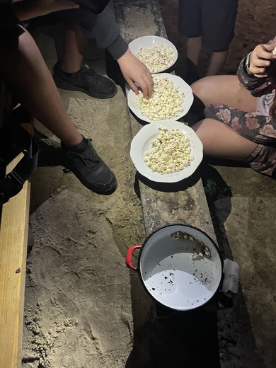 Popcorn na ohni dělá děti spokojené.jpeg