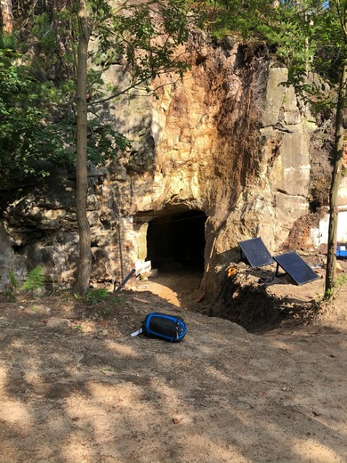Vstup do jeskyně v létě 2020.jpg