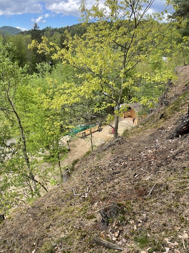 Pohled na domecek z hory nad nami.JPEG