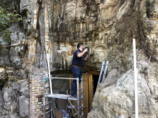 Priprava na zabezpeceni vstupu do jeskyne.JPEG